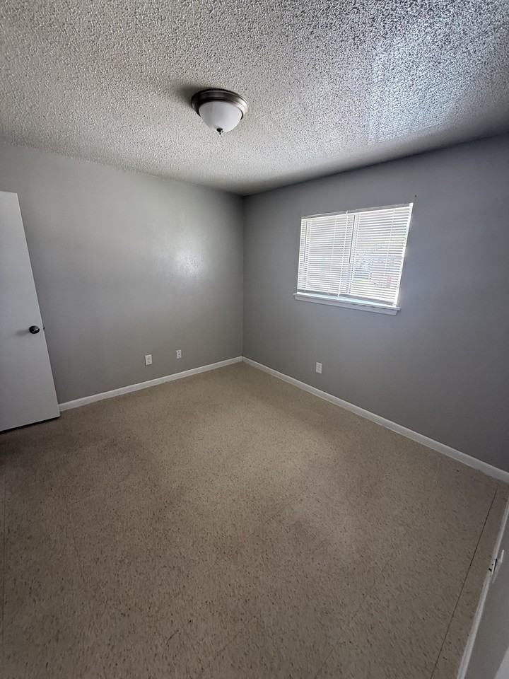 1012 Wells Circle - Photo 4 of 8