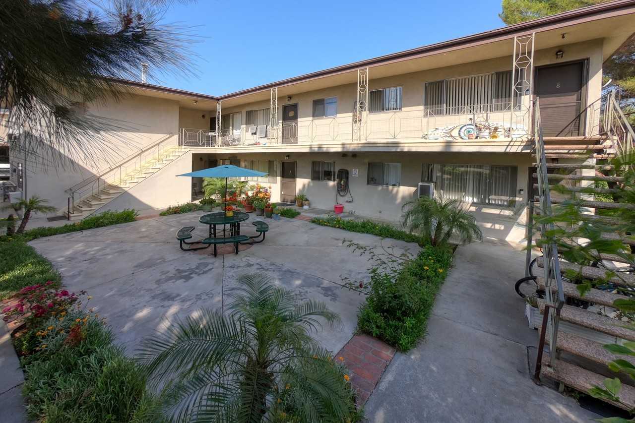 Hermosa Avenue 2767 - Photo 2 of 19