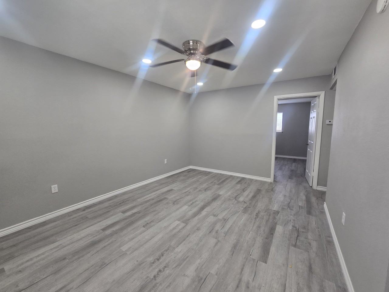911 Avenue K - Photo 5 of 9
