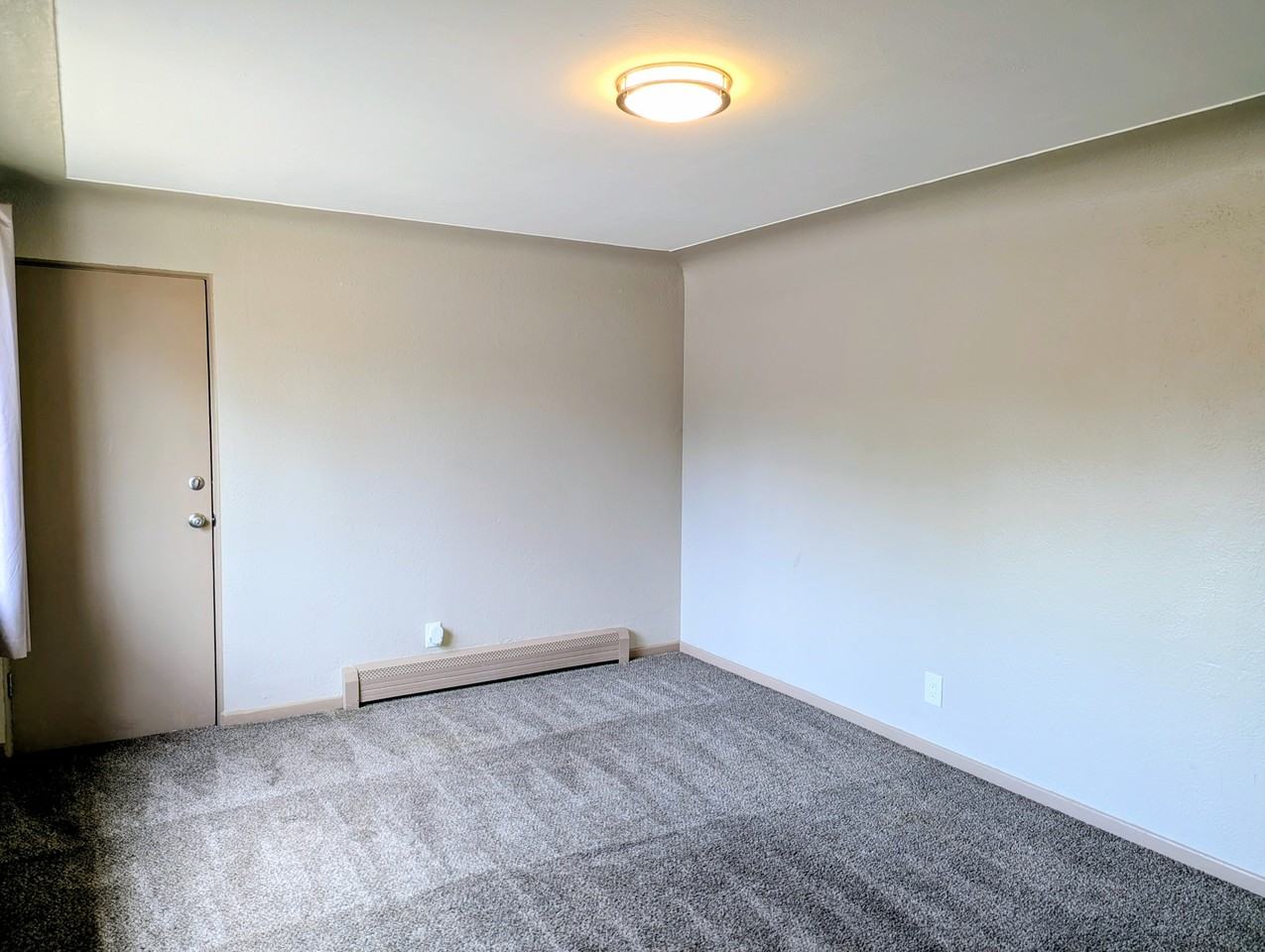 1005 Newton St - Photo 4 of 33