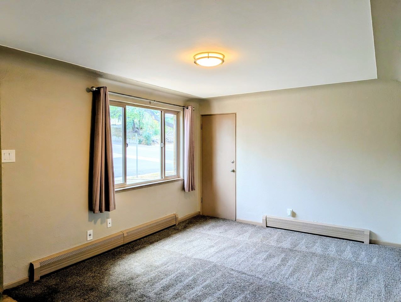 1005 Newton St - Photo 5 of 33