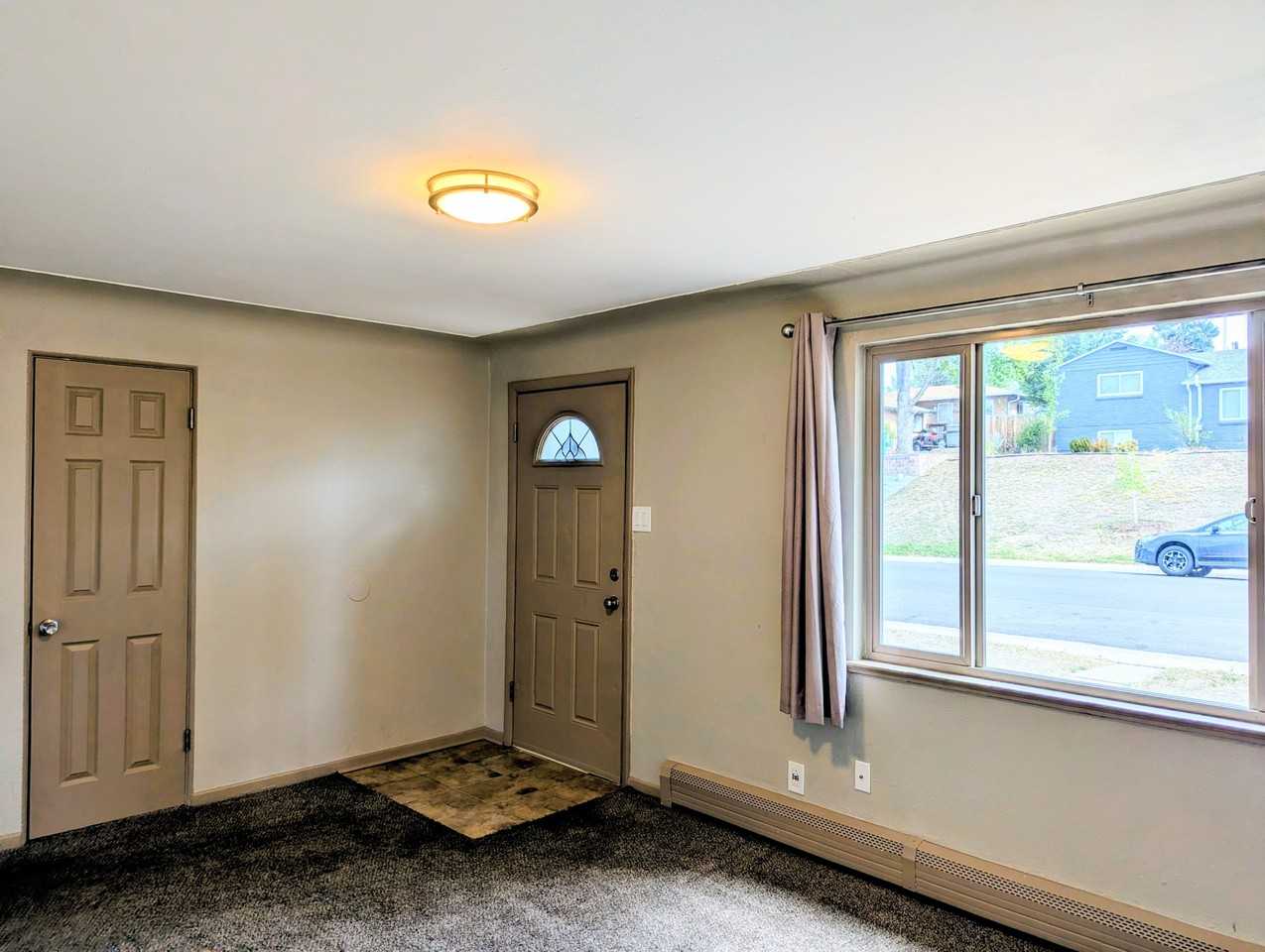 1005 Newton St - Photo 6 of 33