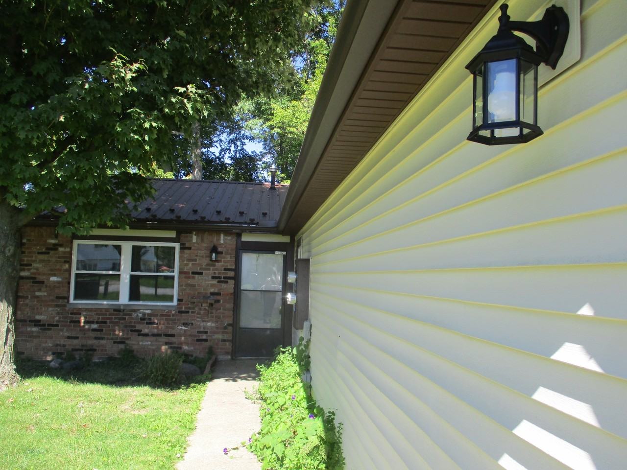 14745 Hillcrest Ave - Photo 2 of 10