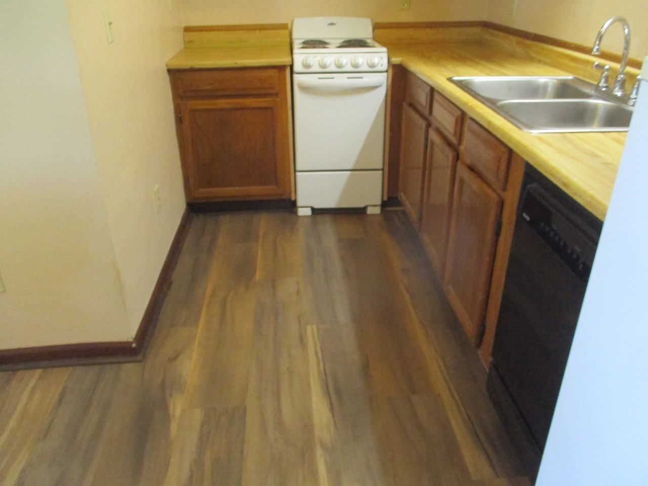 14745 Hillcrest Ave - Photo 3 of 10