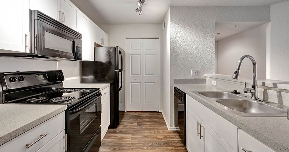 Promenade at Aloma Apartments - Photo 4 of 35
