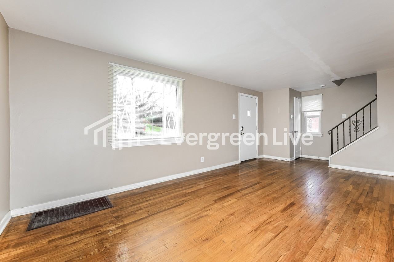 919 Elizabeth St - Photo 3 of 15