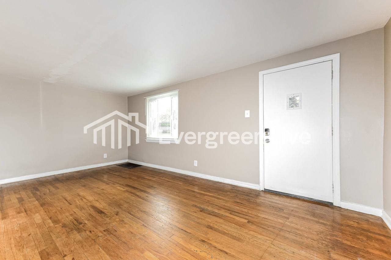 919 Elizabeth St - Photo 4 of 15