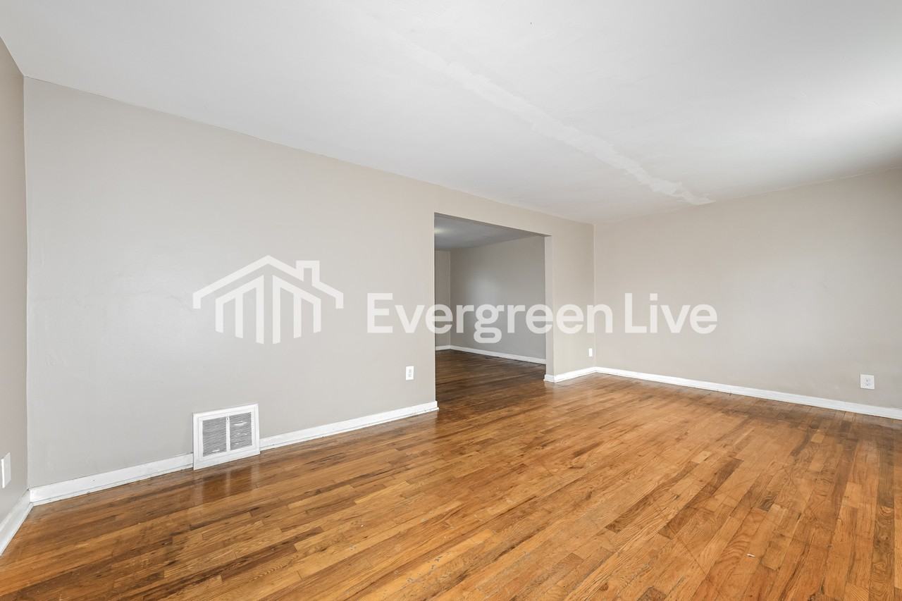 919 Elizabeth St - Photo 5 of 15