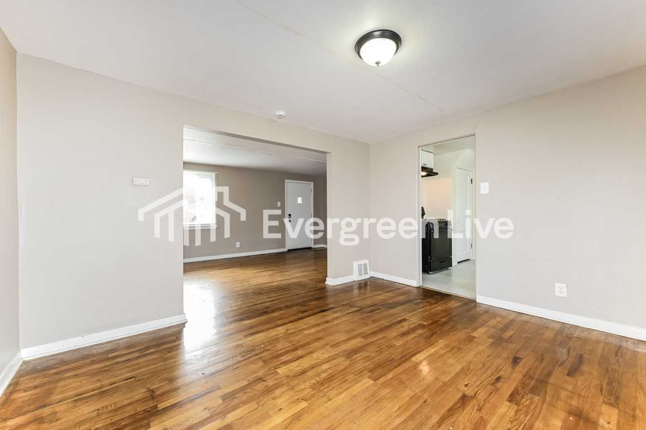 919 Elizabeth St - Photo 6 of 15