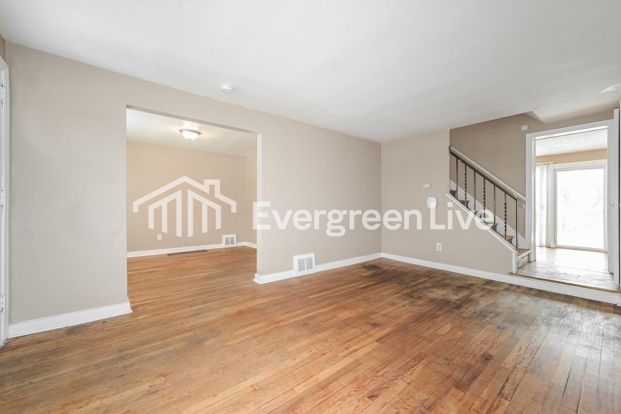 912 Macfarlane Dr - Photo 2 of 15