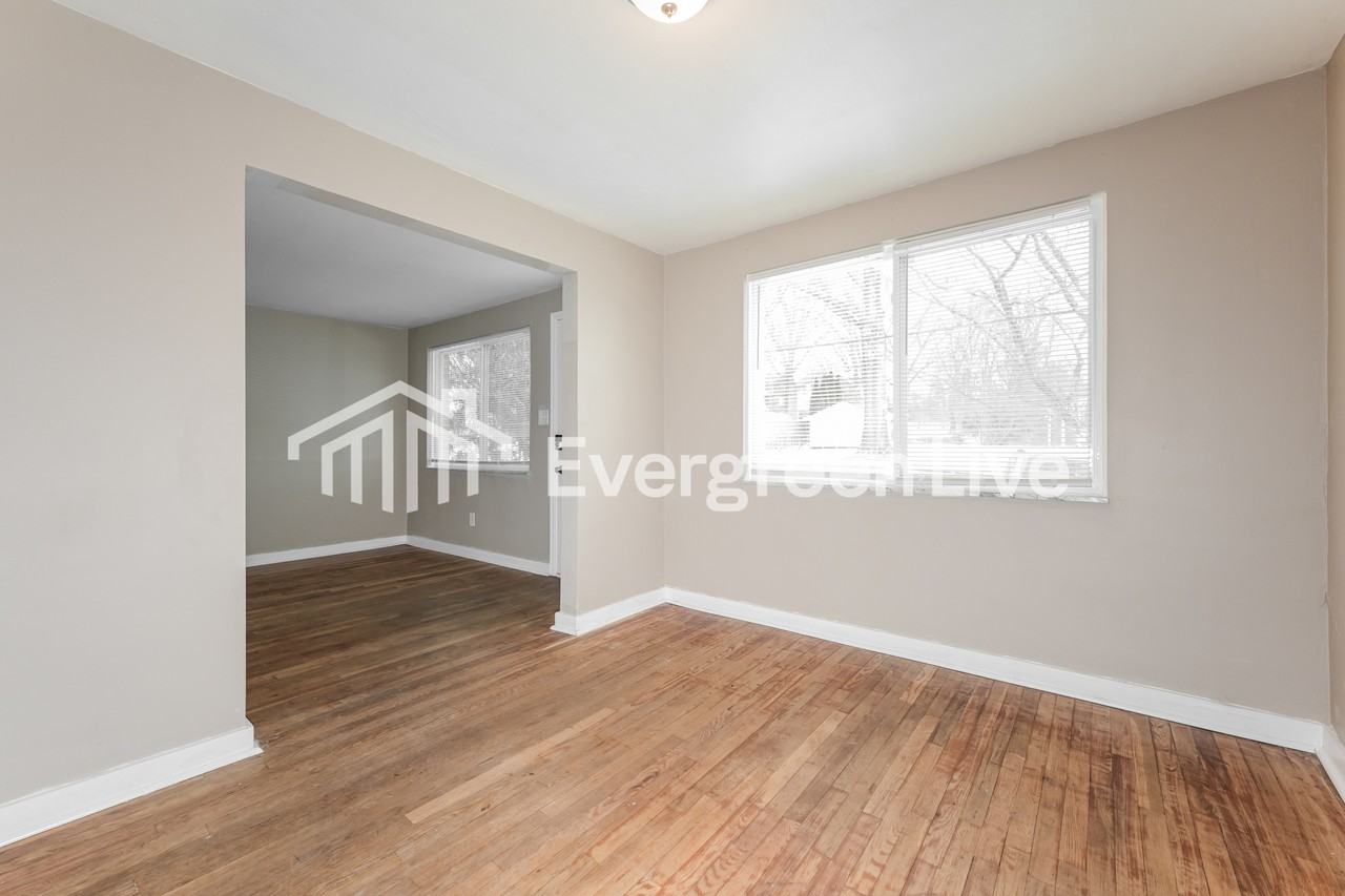 912 Macfarlane Dr - Photo 3 of 15