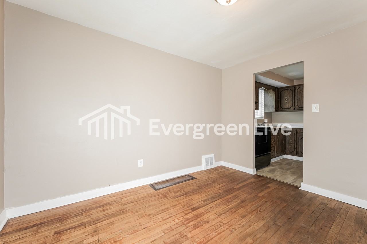 912 Macfarlane Dr - Photo 4 of 15