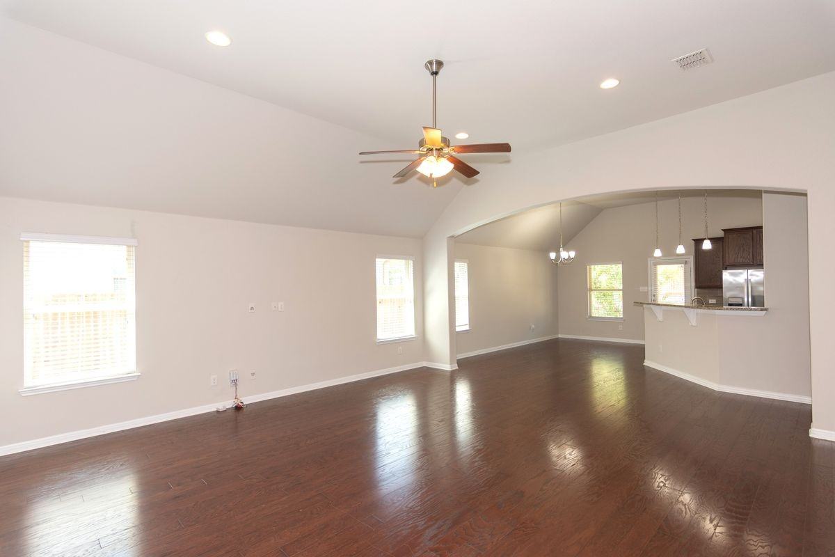 1916 Bobbywoods Ln - Photo 3 of 38