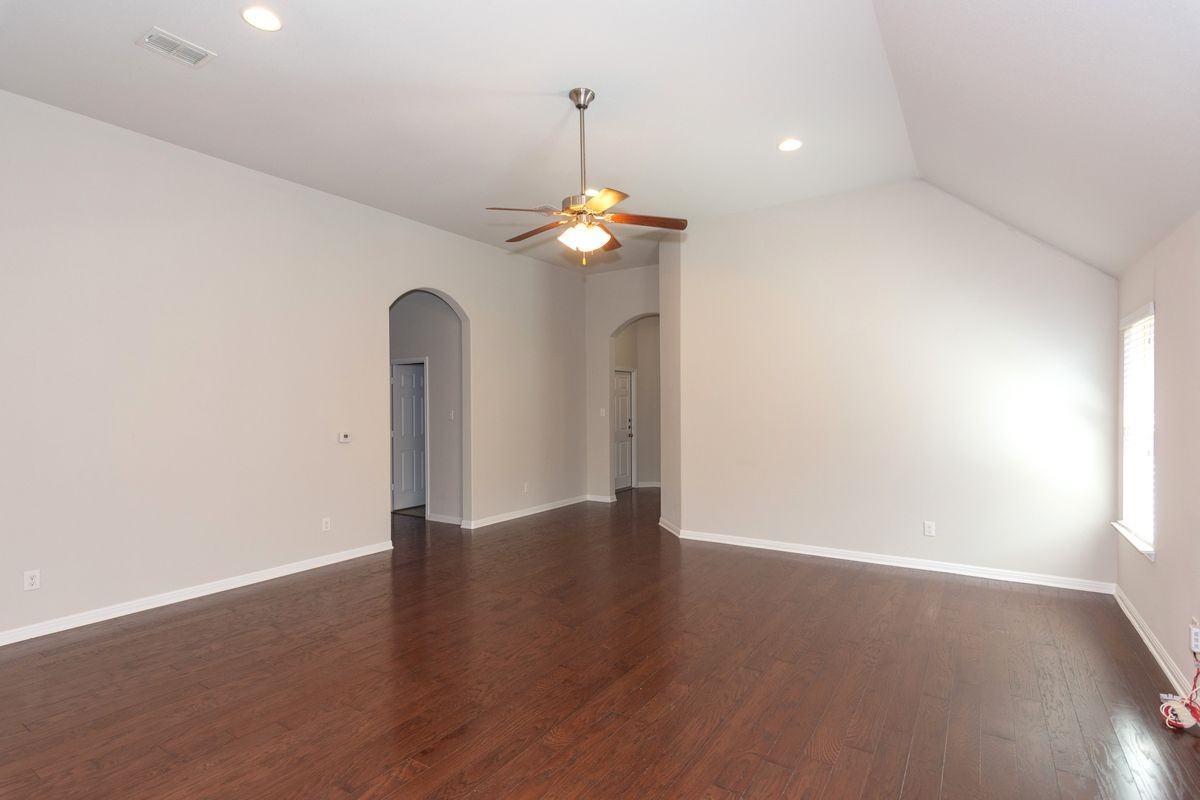 1916 Bobbywoods Ln - Photo 4 of 38