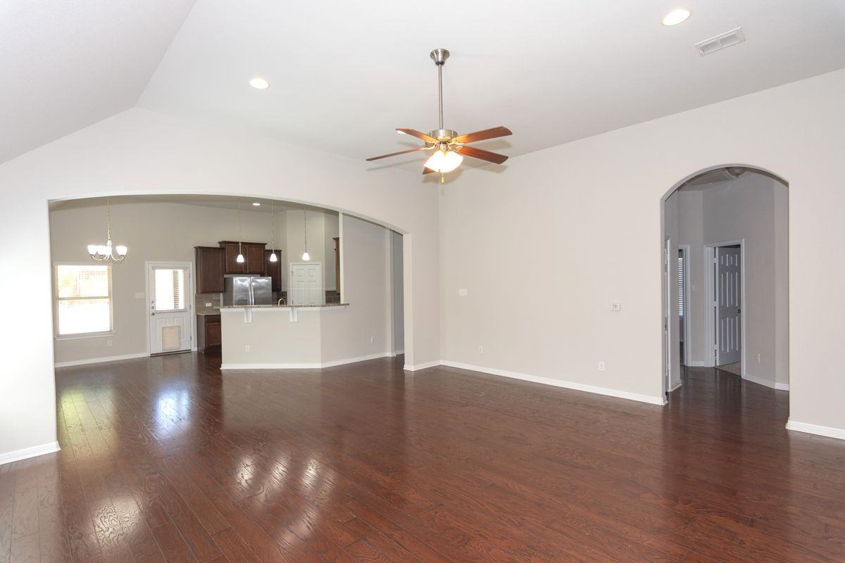 1916 Bobbywoods Ln - Photo 6 of 38