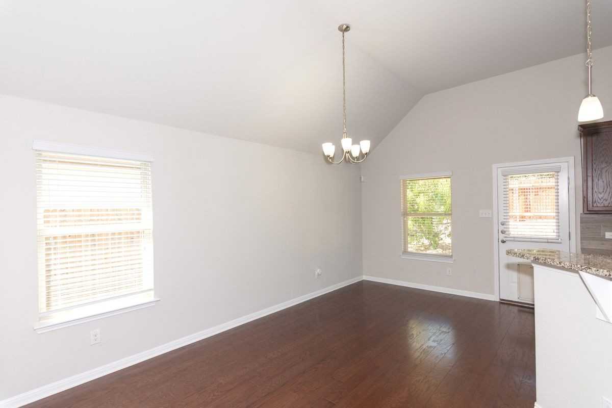 1916 Bobbywoods Ln - Photo 7 of 38
