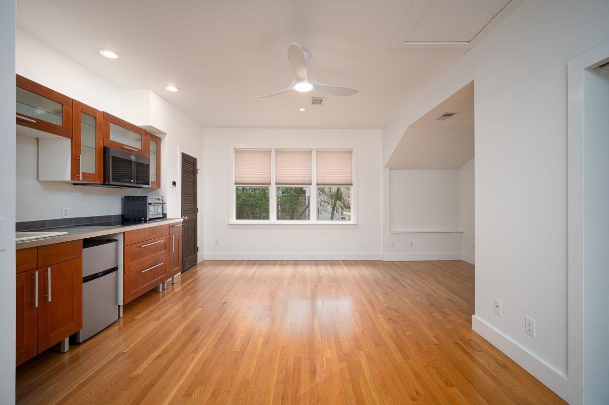 1859 Gordon Mnr Ne - Photo 2 of 11