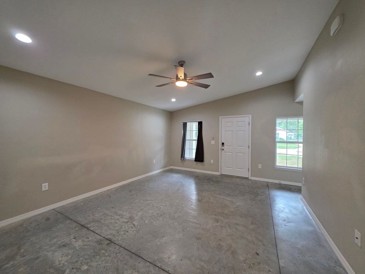 447 Avenue A Ne - Photo 4 of 21