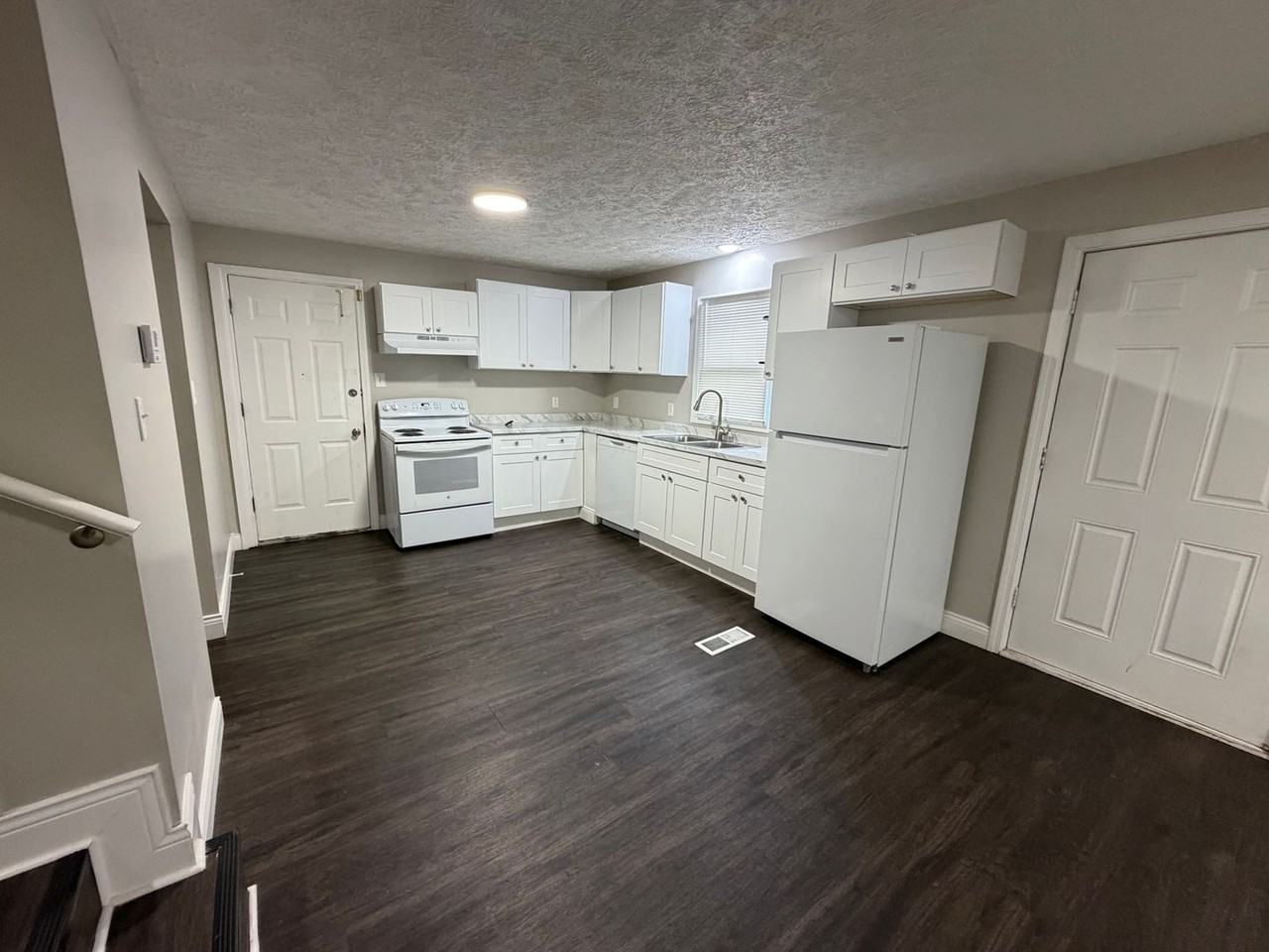306 Oak St - Photo 4 of 13