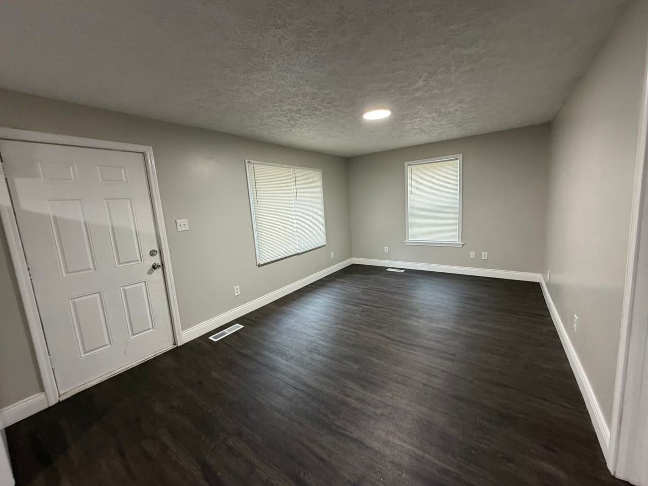 306 Oak St - Photo 5 of 13