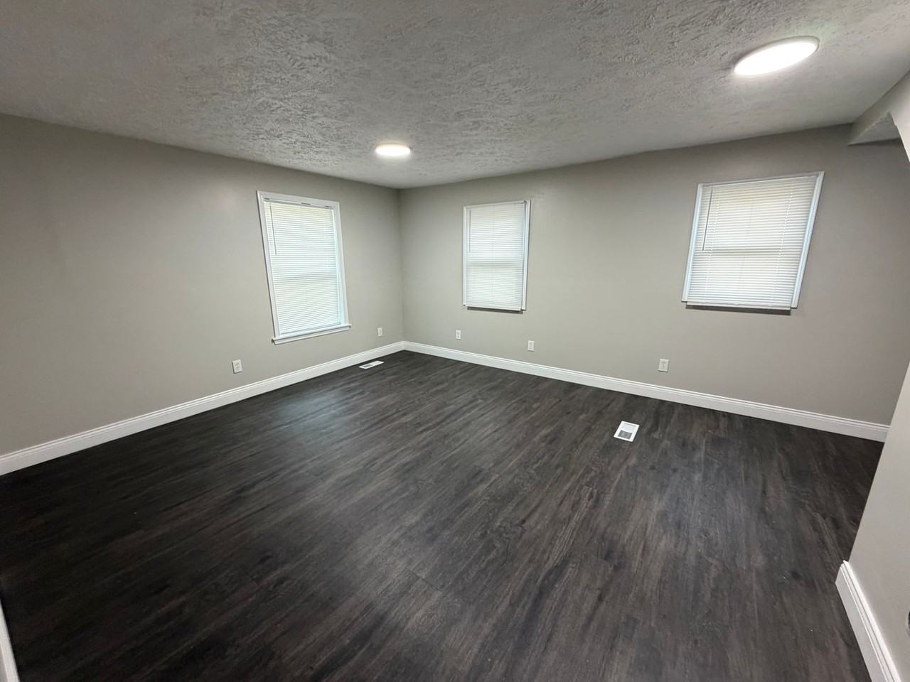 306 Oak St - Photo 6 of 13