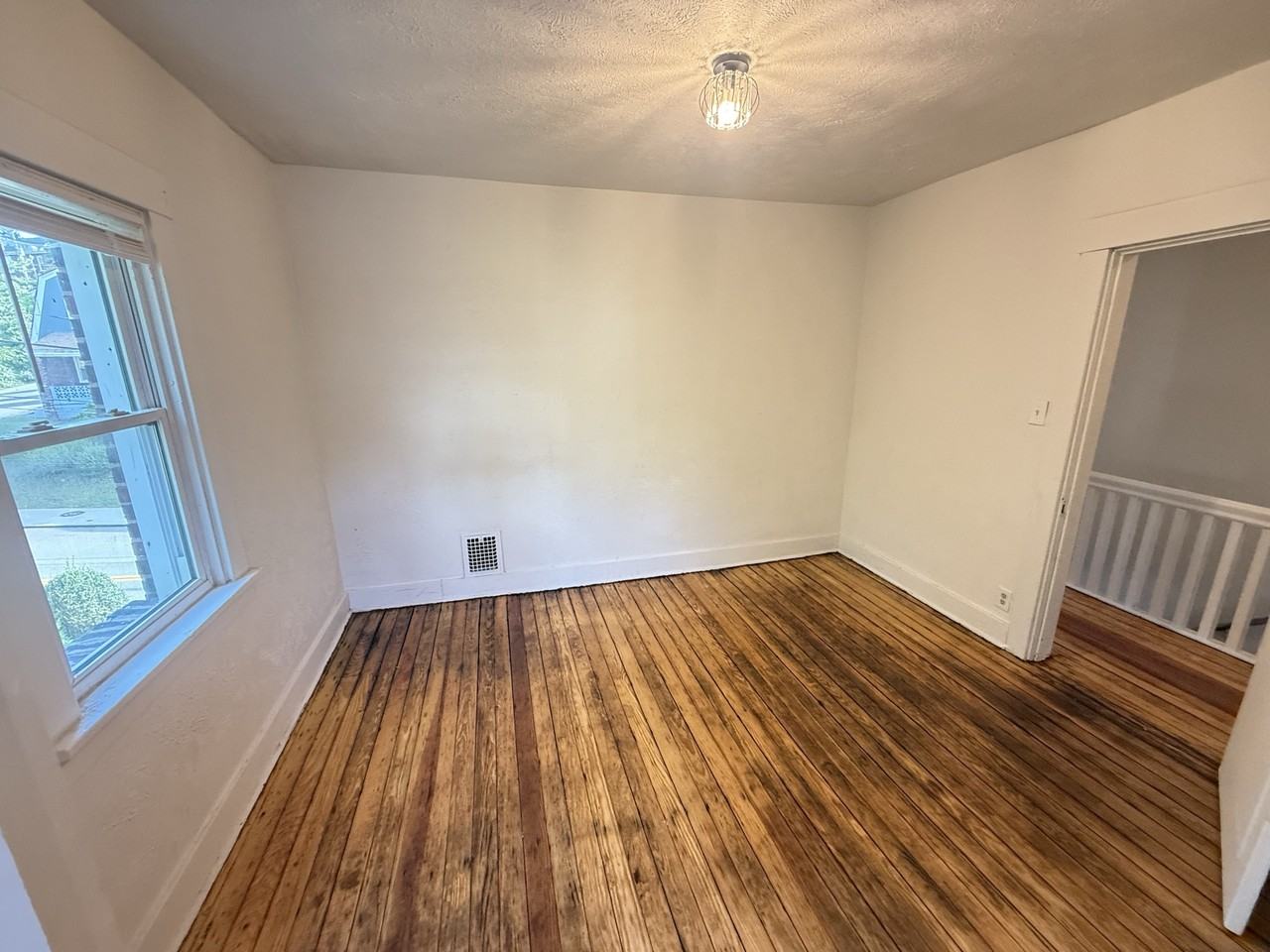 837 Greenfield Avenue - Photo 6 of 13