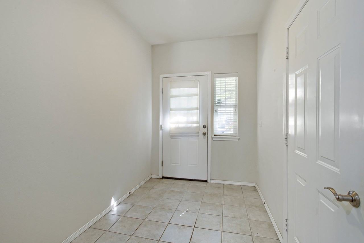 9251 Sw Tanoak Ln - Photo 3 of 32