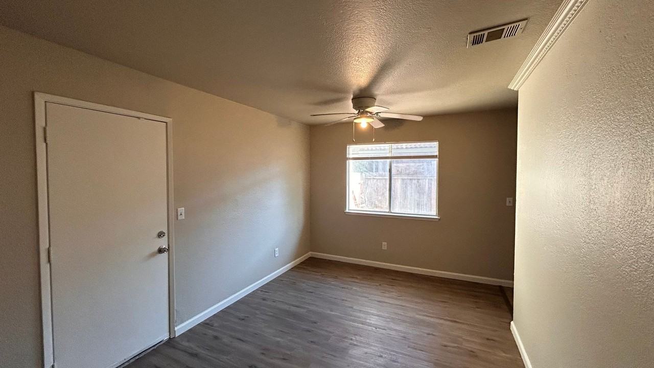 8805 Laird St - Photo 5 of 24