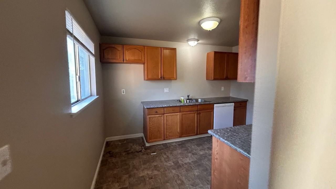8805 Laird St - Photo 6 of 24