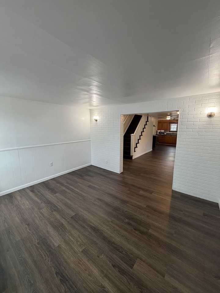 121 Cinder St - Photo 2 of 12