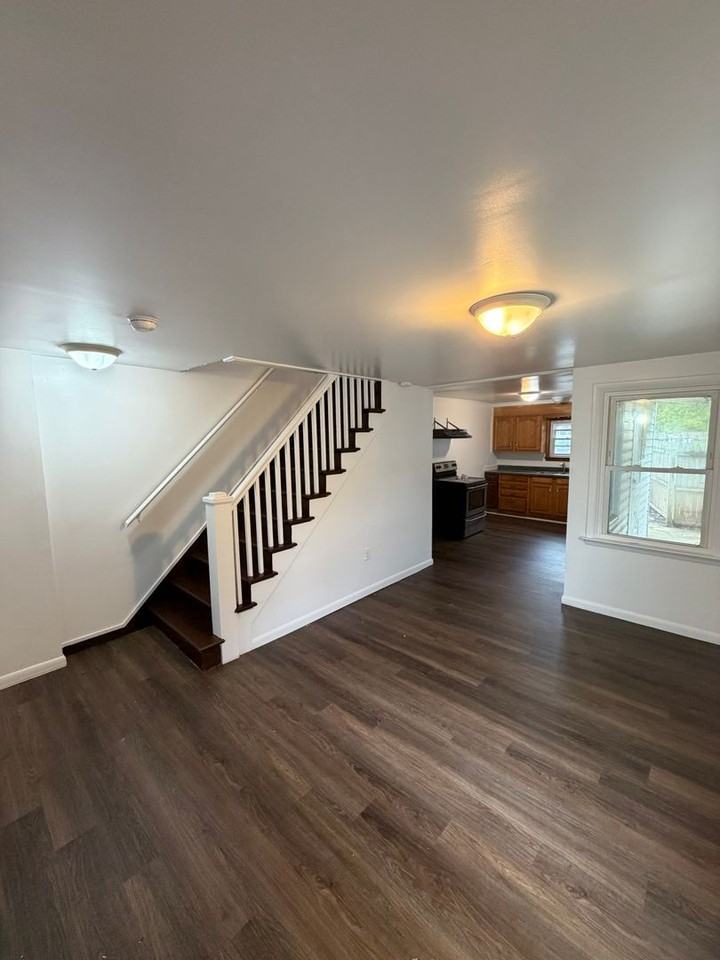 121 Cinder St - Photo 4 of 12