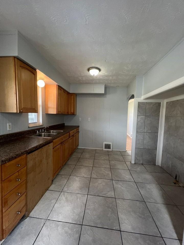 12332 Southern Ave - Photo 5 of 15