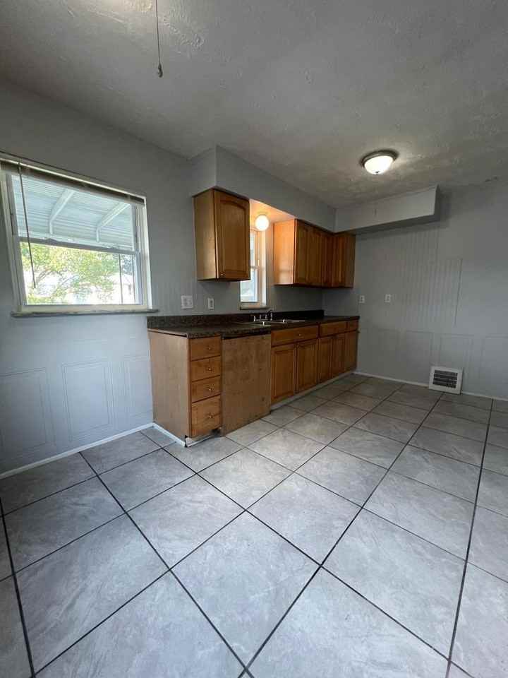 12332 Southern Ave - Photo 7 of 15