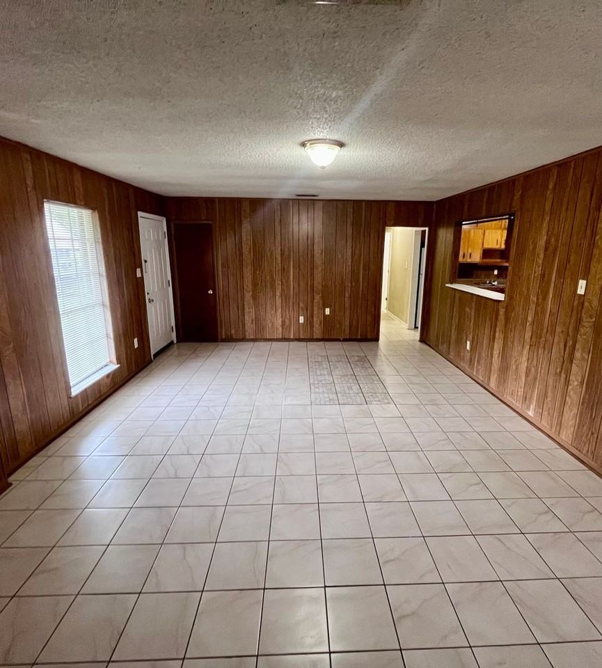 2437 Linwood Dr - Photo 3 of 11