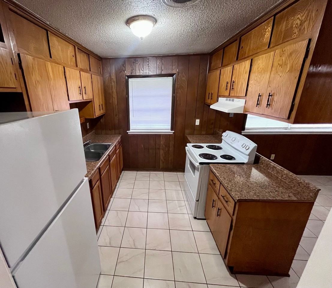 2437 Linwood Dr - Photo 4 of 11