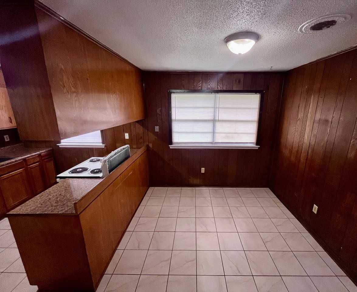 2437 Linwood Dr - Photo 5 of 11