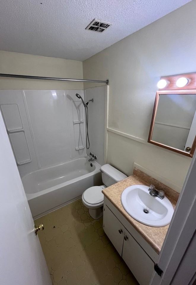 2437 Linwood Dr - Photo 7 of 11