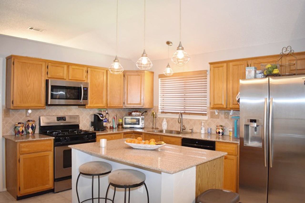 1565 Glenmore Dr - Photo 3 of 16