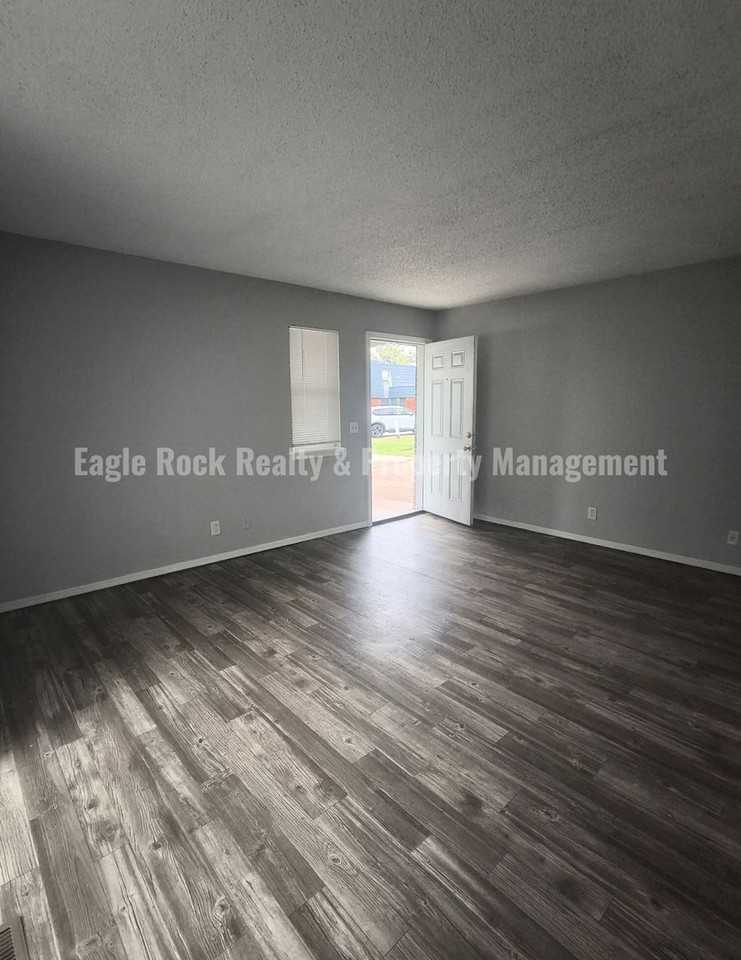 2201 S 116th East Ave - Photo 4 of 24