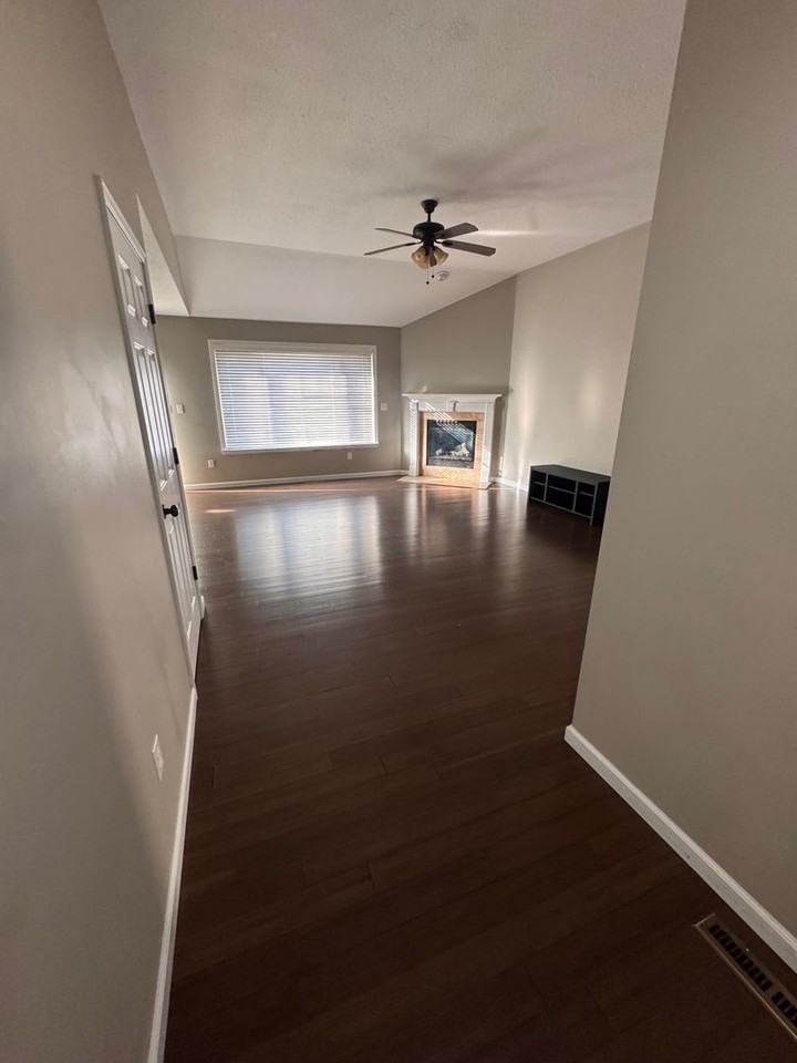 502 Campusview Dr - Photo 2 of 17