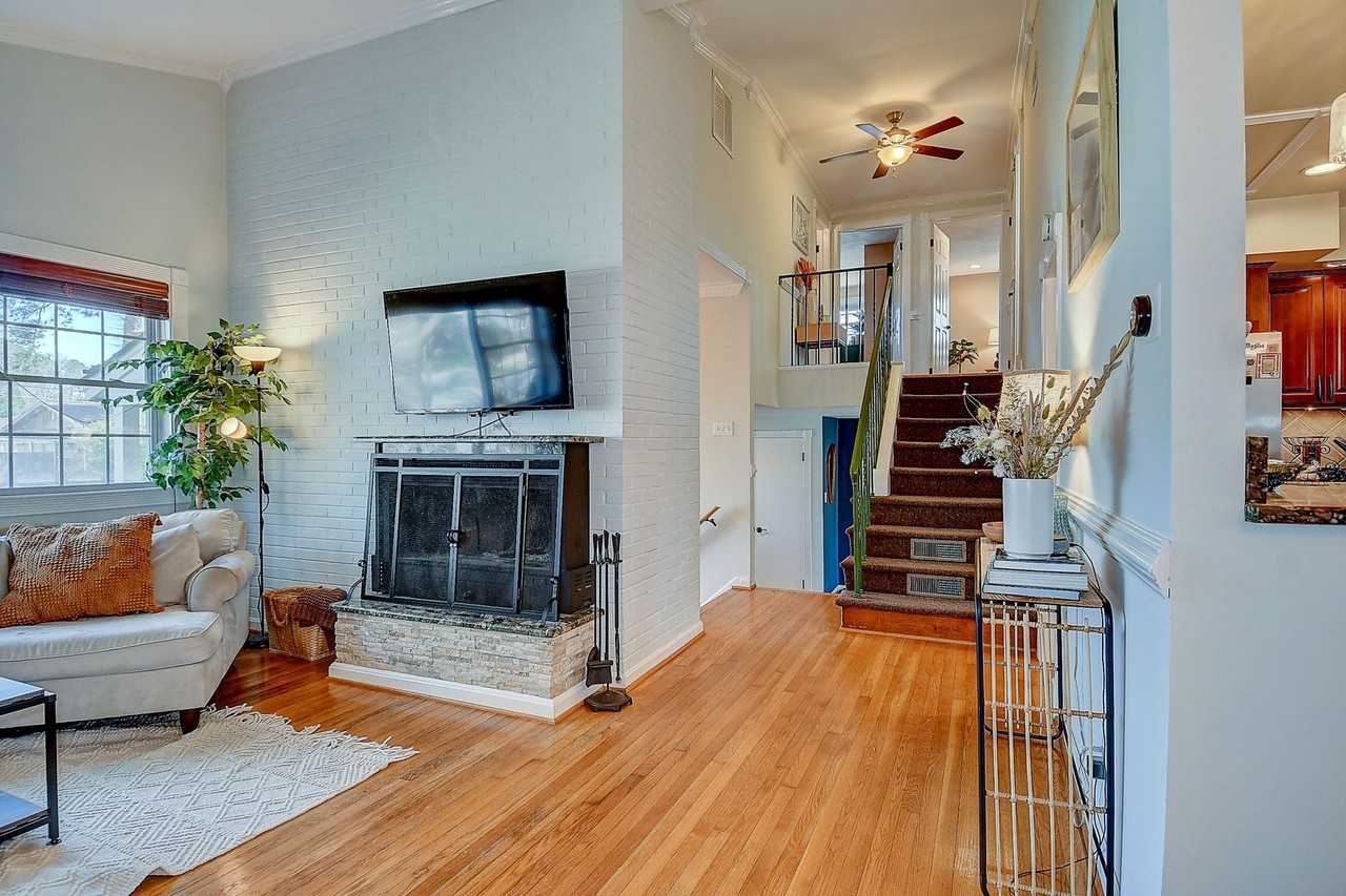 3713 Virginius Dr - Photo 5 of 37