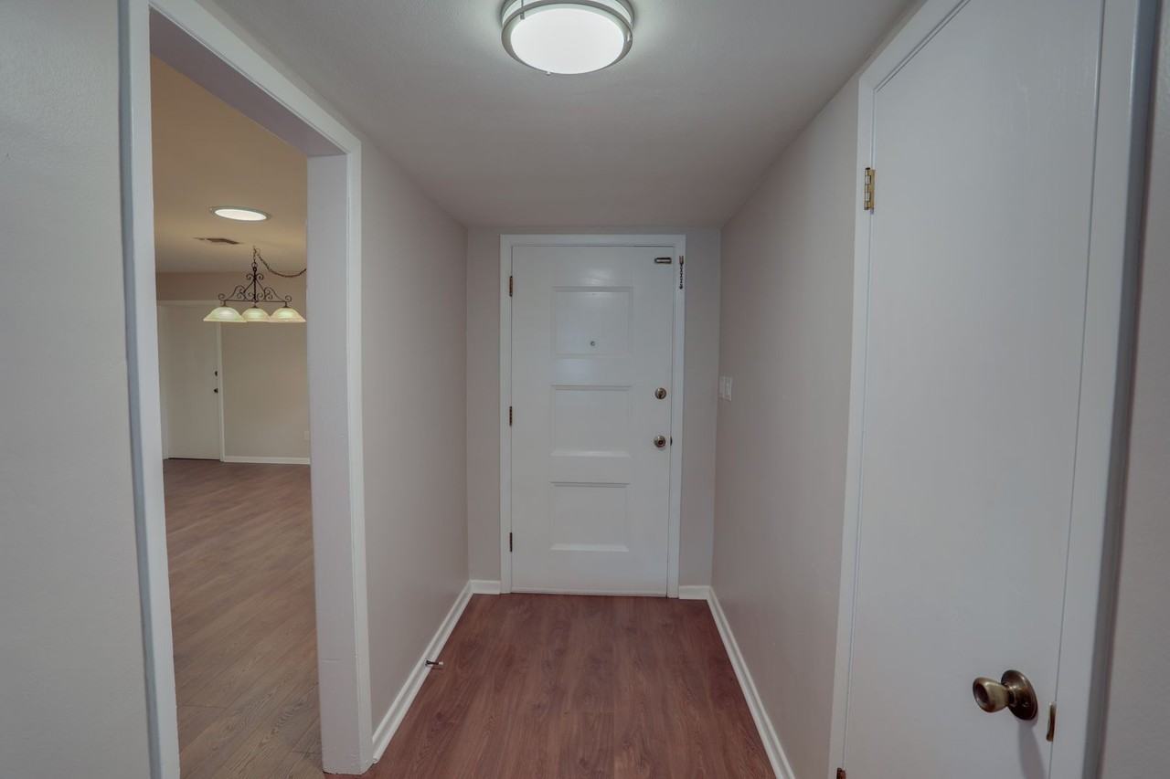 627 Macarthur Dr - Photo 5 of 33