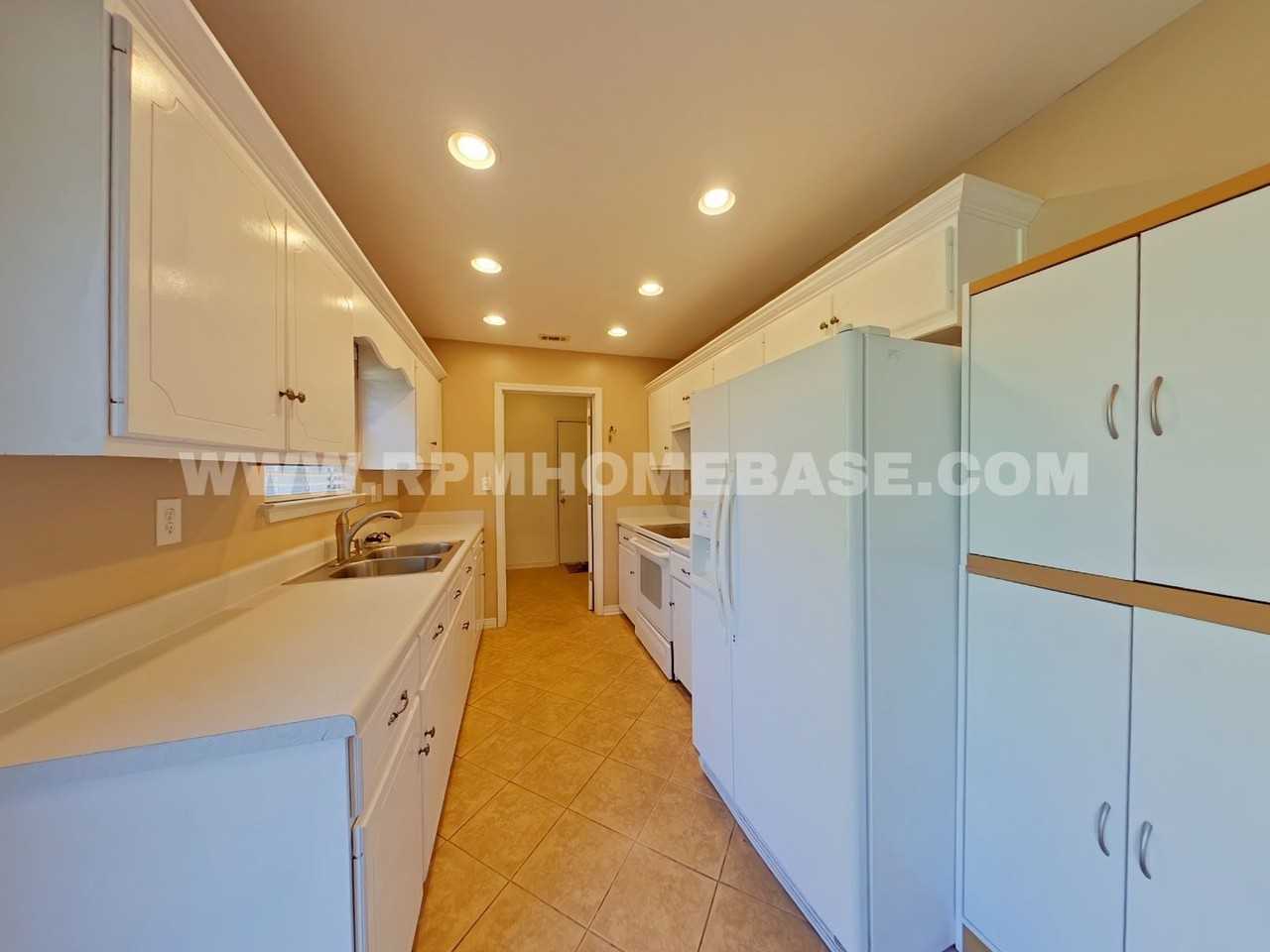 3343 Broadview Cir - Photo 4 of 17