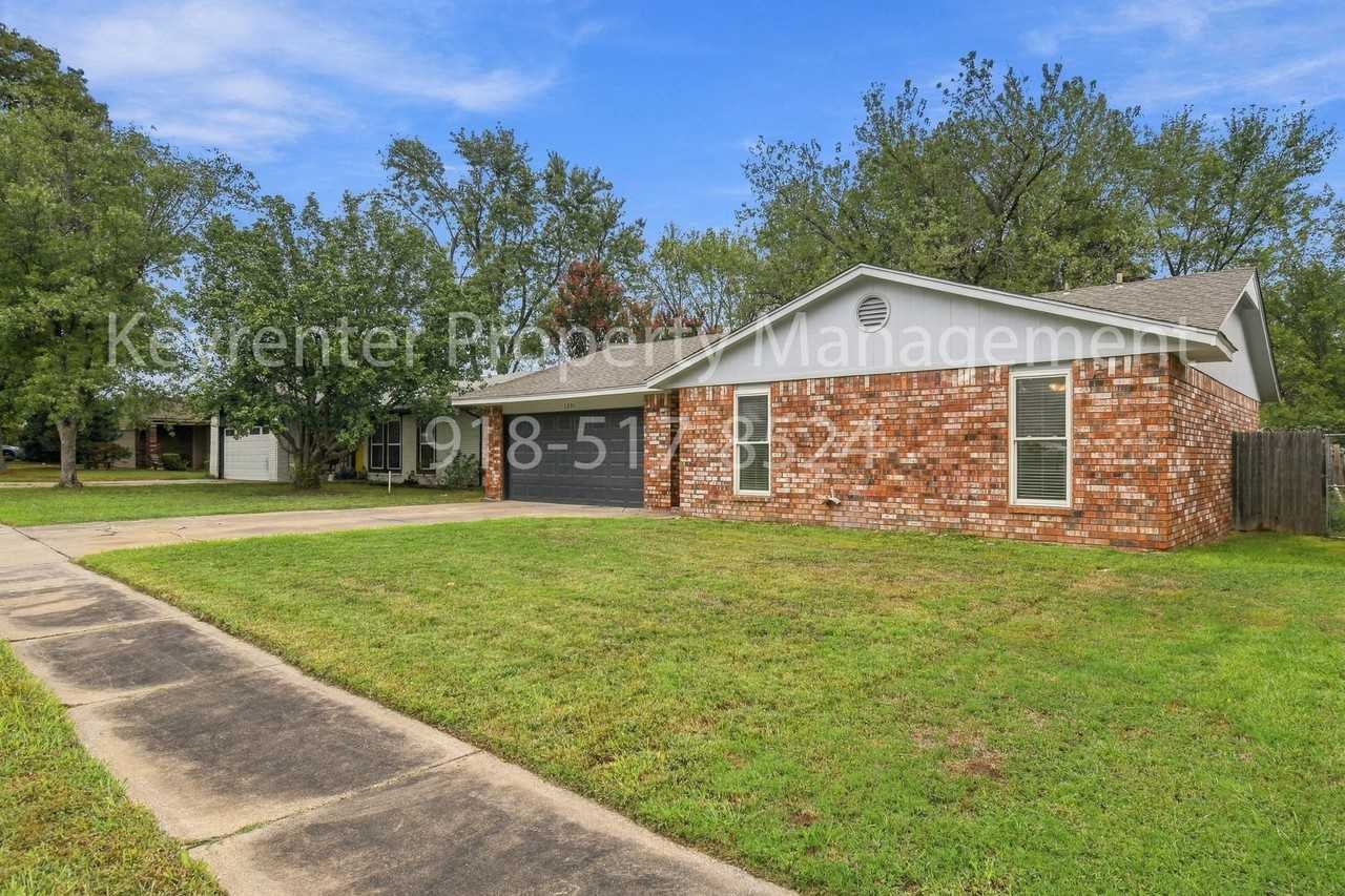 1201 S Gum Ave - Photo 6 of 22