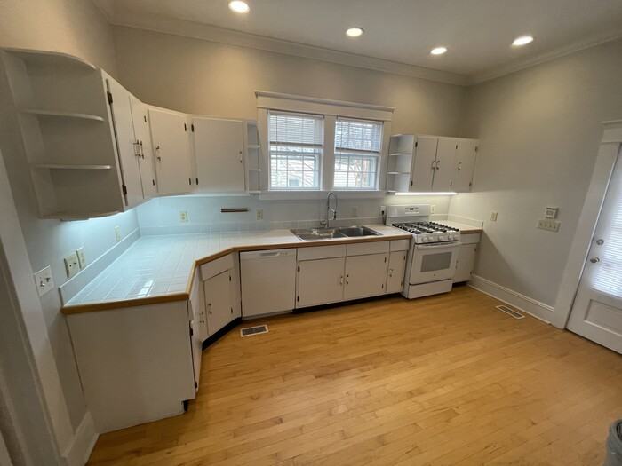114 E Park Dr - Photo 6 of 37