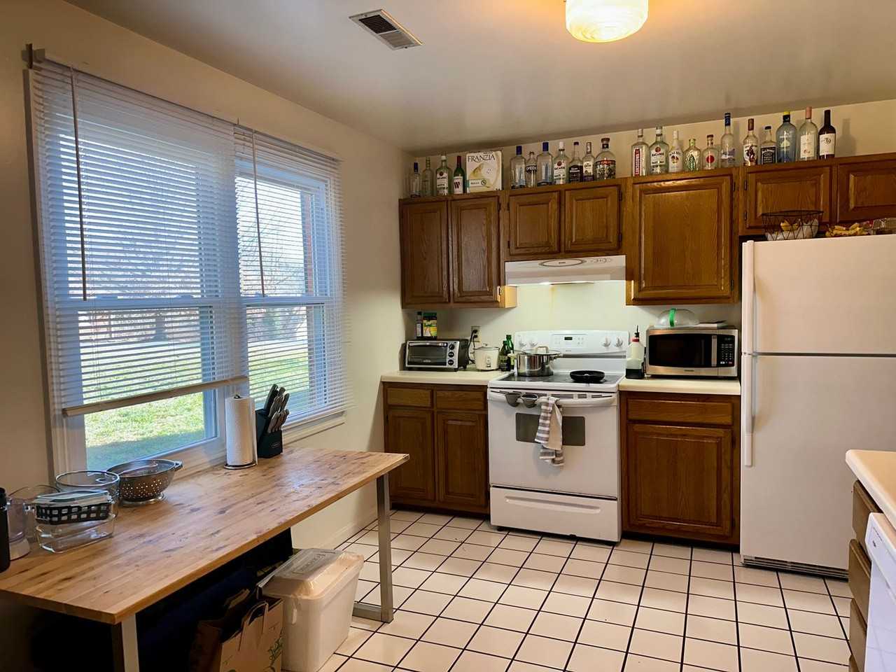 1712 Emerald St - Photo 2 of 16