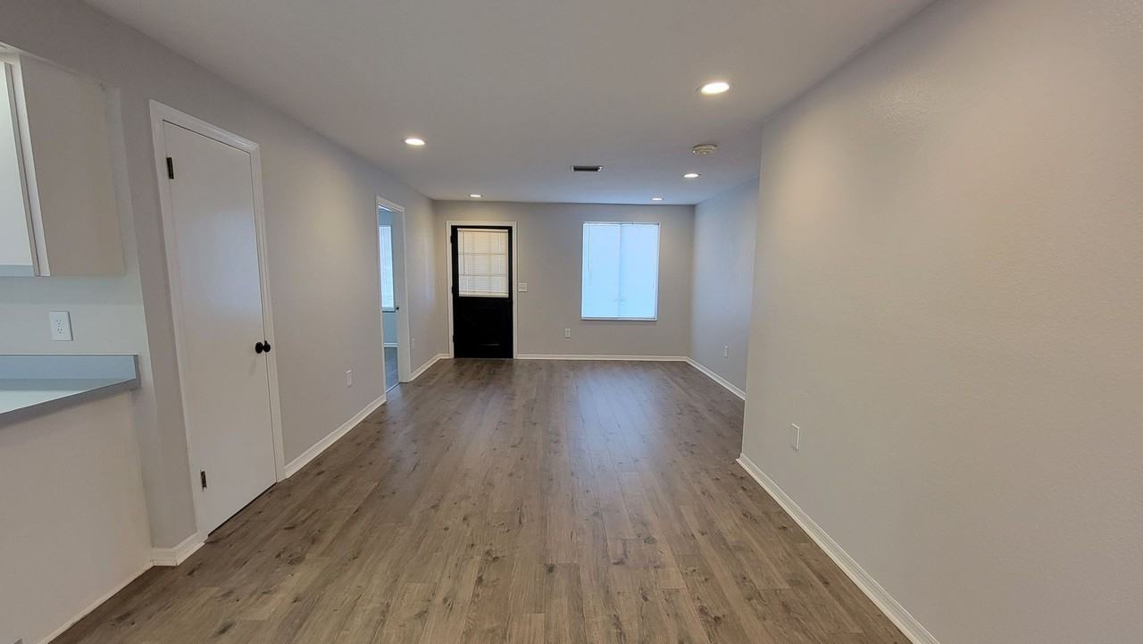 1059 Hope St - Photo 5 of 27