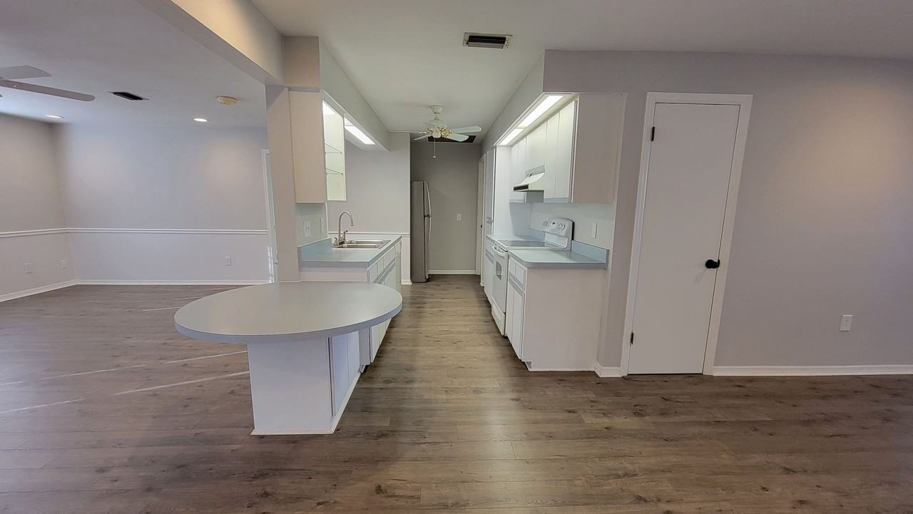 1059 Hope St - Photo 7 of 27
