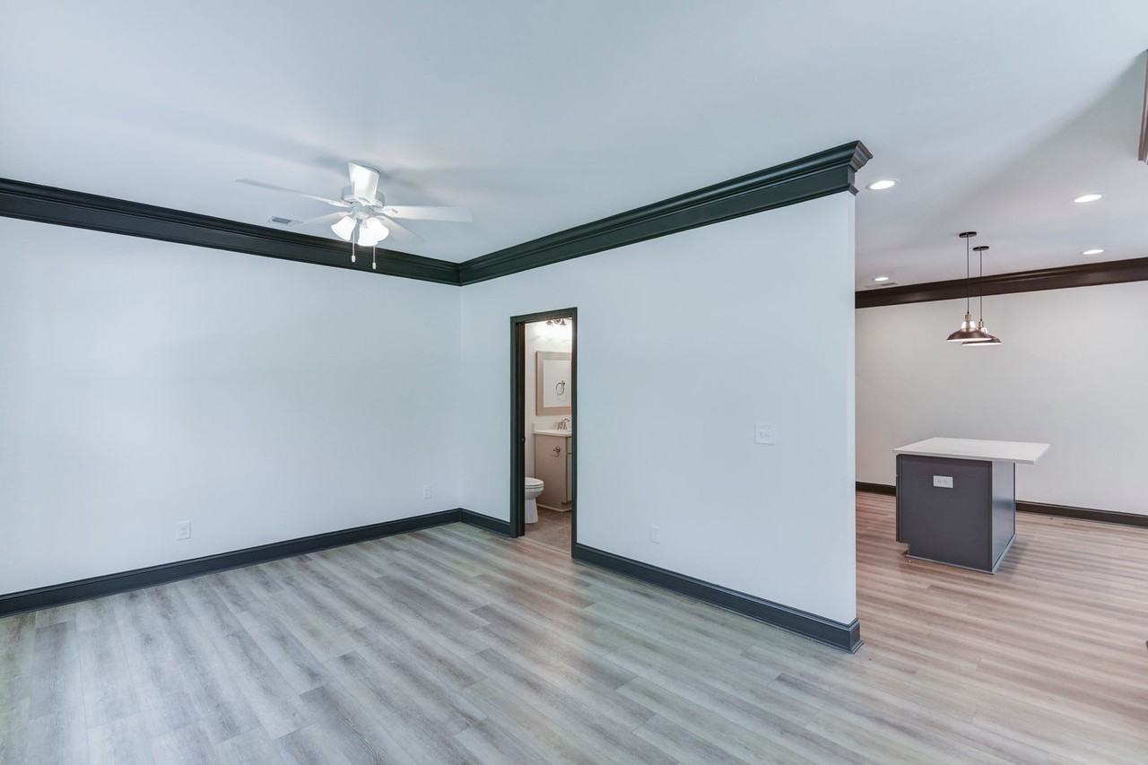 503 S Saluda Ave - Photo 3 of 6