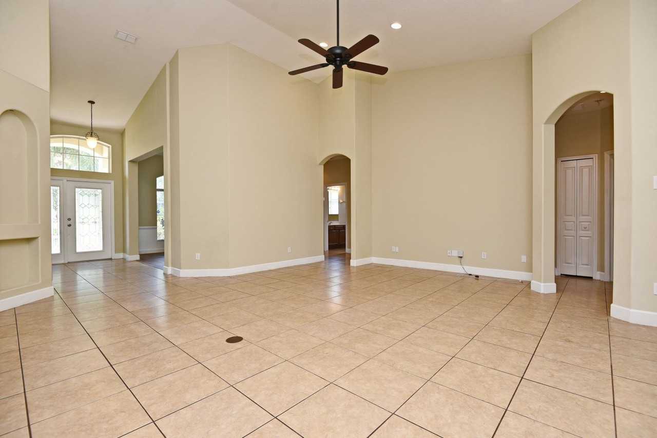 220 Heatherbrooke Cir - Photo 3 of 33